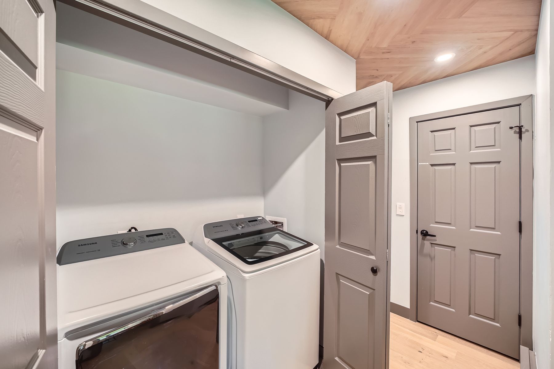 1750 S Frontage Road W — Entry & Laundry