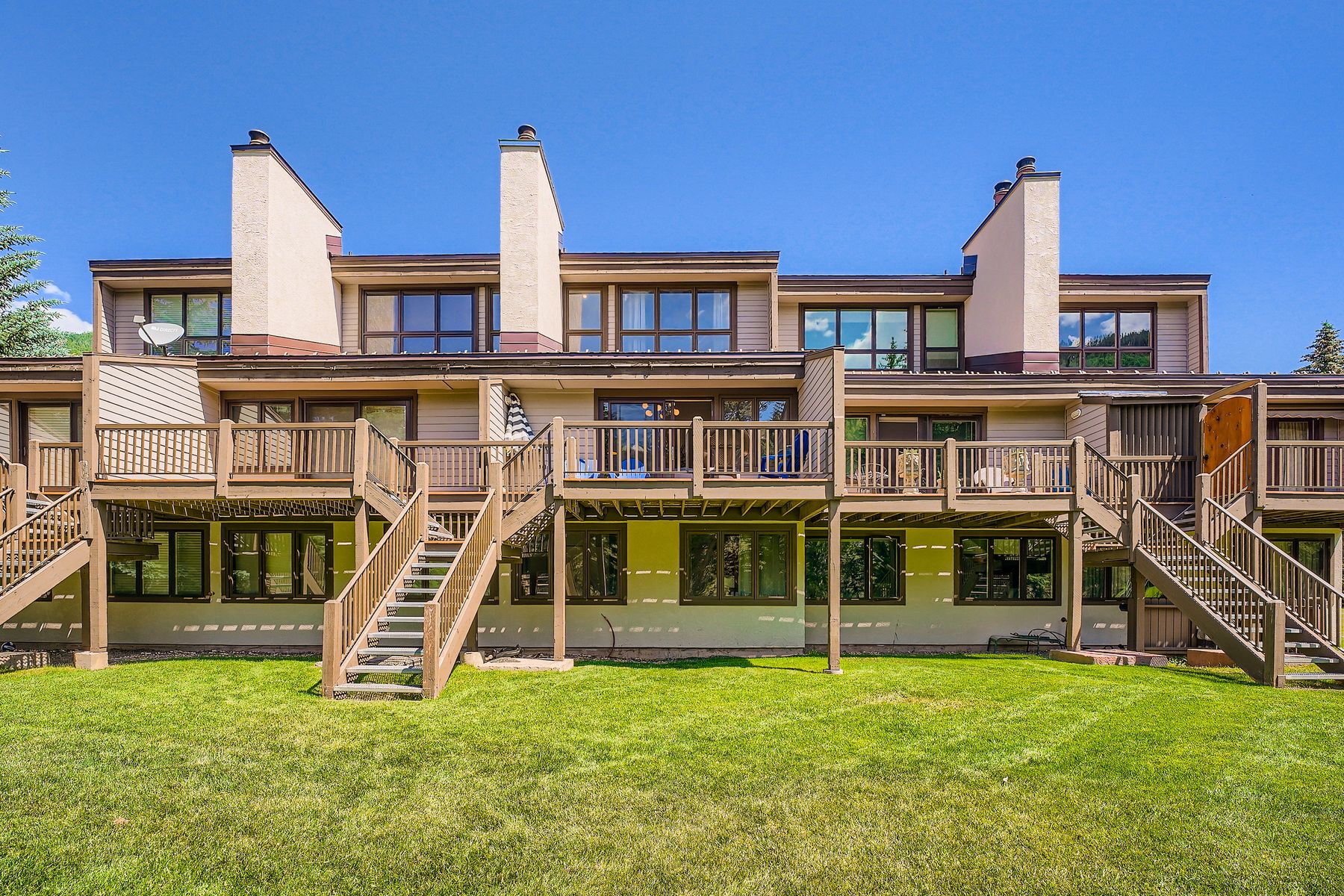 1750 S Frontage Road W — Exterior & Setting